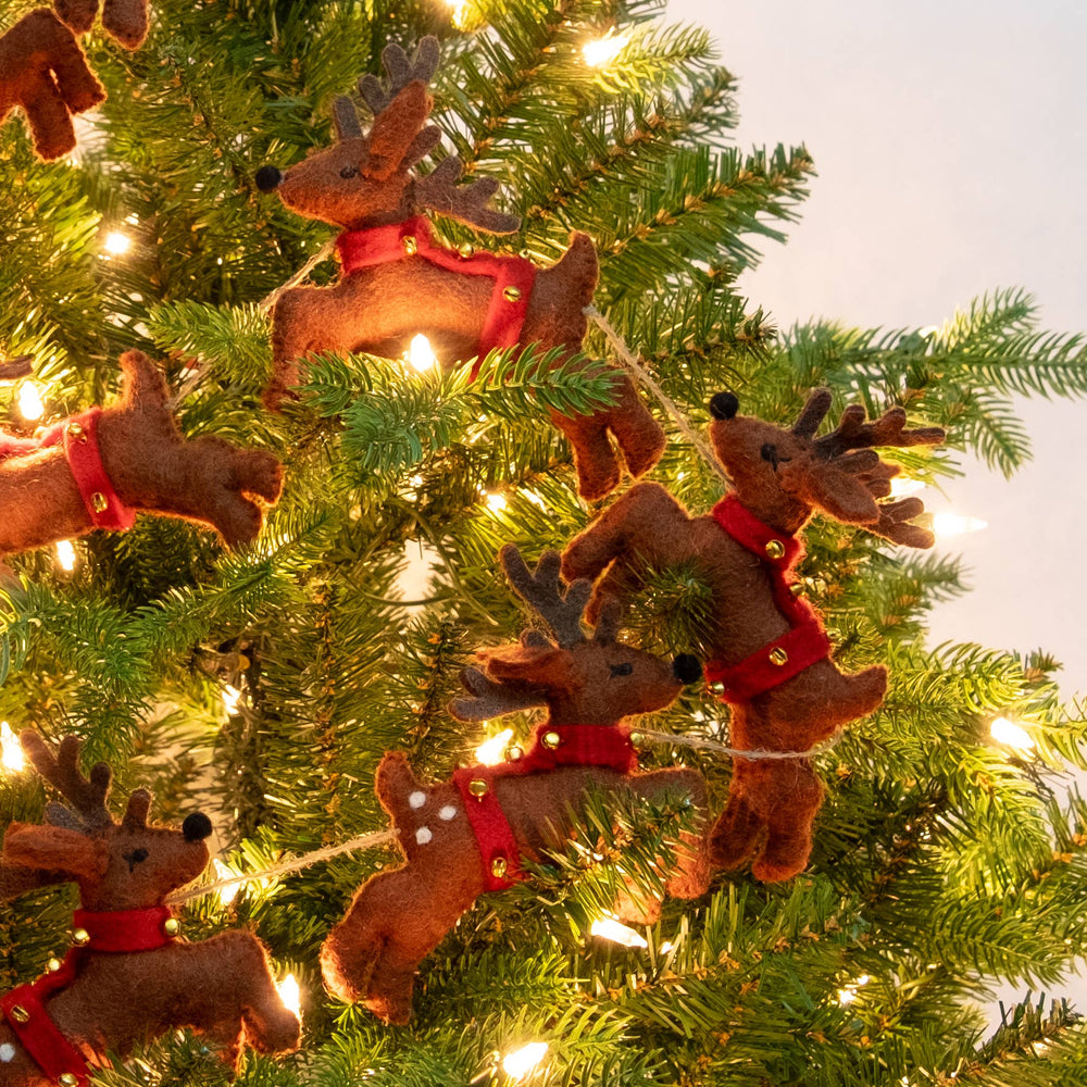Santa's Sleigh and Reindeer Garland